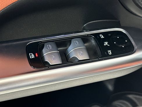 Used 2025 Mercedes-Benz C 300 Sedan image 13