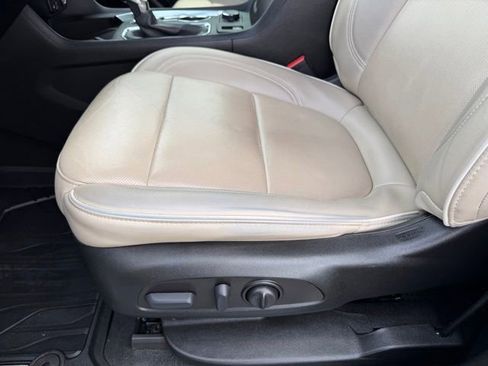Certified 2022 Chevrolet Traverse Premier FWD image 15