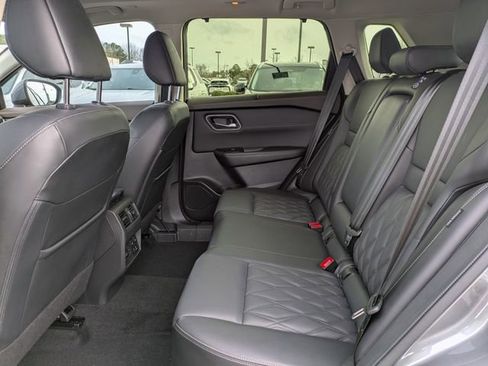 Used 2023 Nissan Rogue SV w/ SV Premium B Package image 11