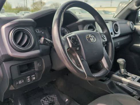 Used 2017 Toyota Tacoma TRD Sport w/ Tow Package (A/T) AWD/4WD image 10