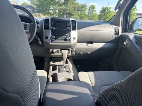 Used 2018 Nissan Frontier SV image 21