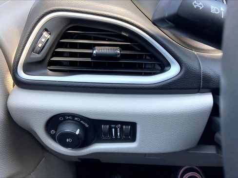 Used 2024 Chrysler Pacifica Touring-L FWD image 33