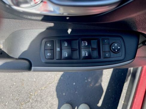 Used 2017 Jeep Cherokee Latitude w/ Cold Weather Group AWD/4WD image 13