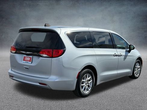 Used 2022 Chrysler Voyager LX image 3