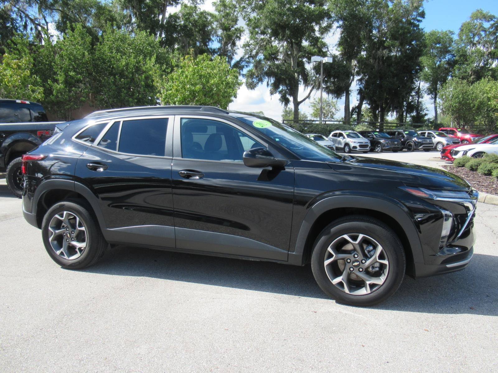 Used 2025 Chevrolet Trax LT w/ Driver Confidence Package FWD image 2