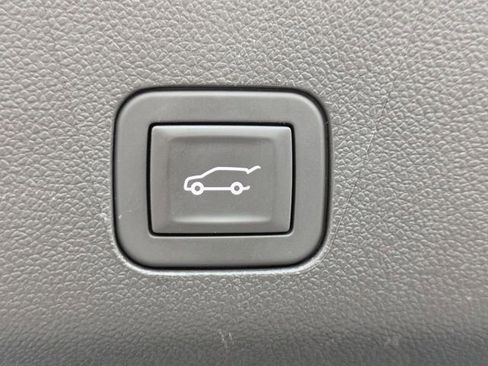 Used 2025 GMC Yukon XL Denali AWD/4WD image 13