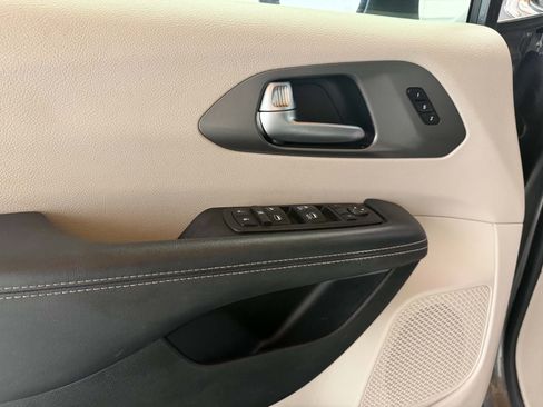 Used 2023 Chrysler Pacifica Touring-L FWD image 10