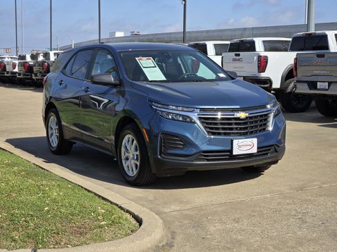 Used 2024 Chevrolet Equinox LS w/ LS Convenience Package image 3