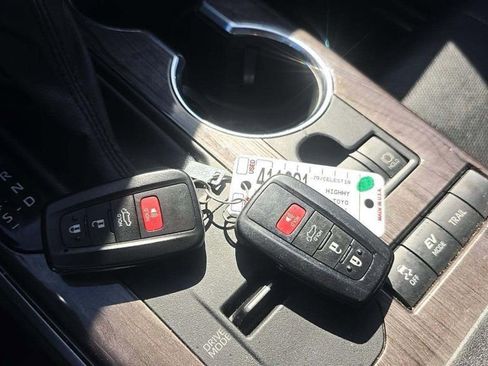 Used 2021 Toyota Highlander Platinum image 17