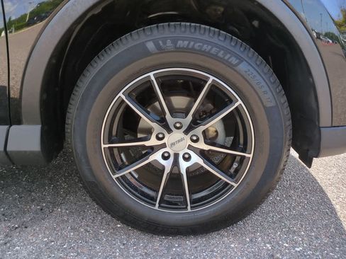 Used 2018 Toyota RAV4 LE FWD image 11