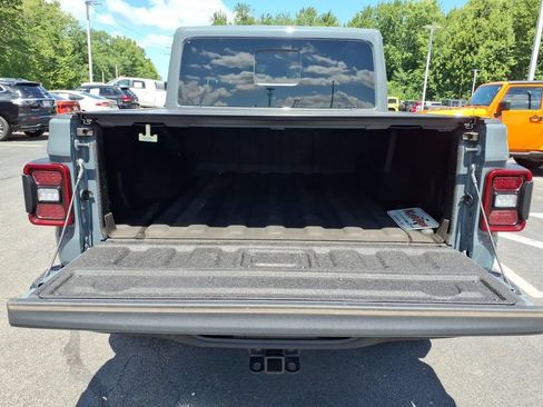 Used 2025 Jeep Gladiator Mojave AWD/4WD image 9