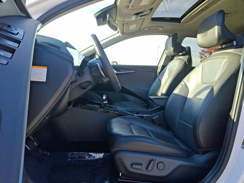 Certified 2023 Kia Niro SX Touring image 13