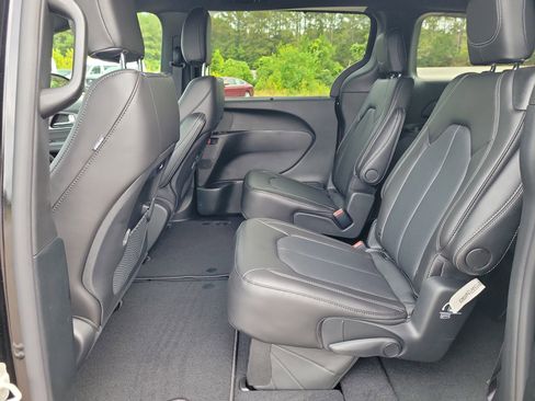 Used 2026 Chrysler Pacifica Select w/ S Appearance Package image 9