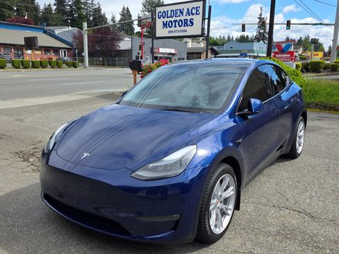 Used 2024 Tesla Model Y Long Range AWD/4WD image 1