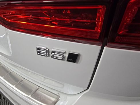 Certified 2023 Volvo XC60 B5 Plus w/ Climate Package image 9