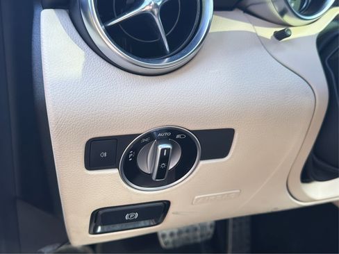 Used 2020 Mercedes-Benz SLC 300 w/ Premium Package image 23