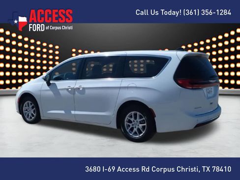 Used 2023 Chrysler Pacifica Touring-L FWD image 6