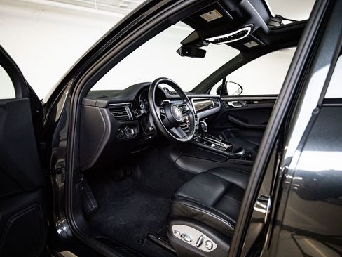 Certified 2024 Porsche Macan AWD/4WD image 4