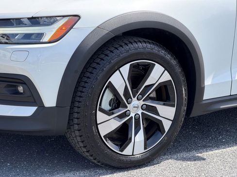 Used 2024 Volvo V60 B5 Cross Country Plus image 8