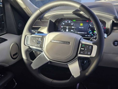 Used 2025 Land Rover Discovery Metropolitan Edition image 12