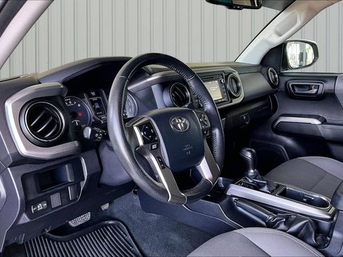 Used 2017 Toyota Tacoma SR5 w/ Tow Package RWD image 4