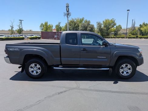 Used 2013 Toyota Tacoma PreRunner w/ TRD Off-Road Pkg RWD image 4