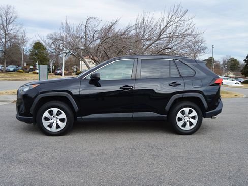 Used 2020 Toyota RAV4 LE image 5
