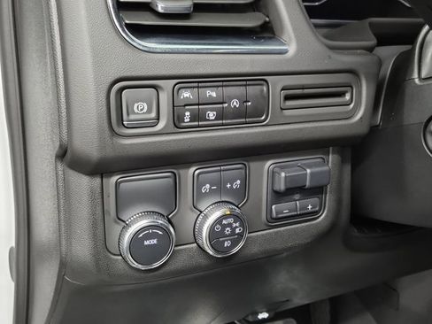 Used 2024 GMC Yukon SLT w/ SLT Luxury Package image 24