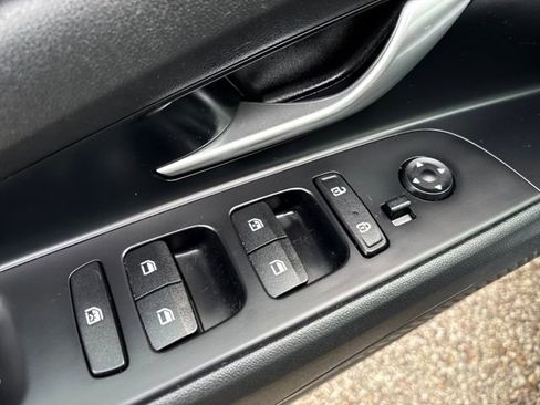 Used 2023 Hyundai Elantra SEL image 12