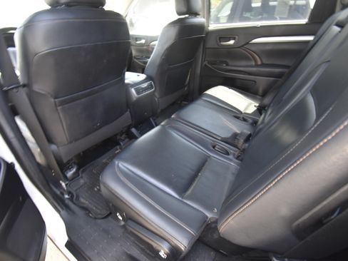 Used 2019 Toyota Highlander XLE AWD/4WD image 8