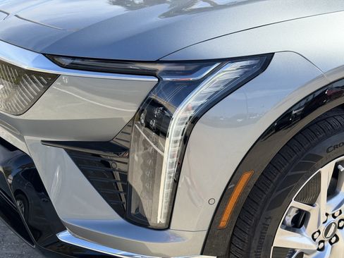 New 2026 Cadillac Optiq Luxury 2 image 8