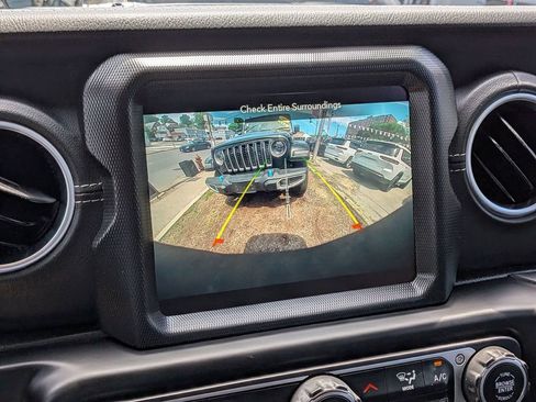 Used 2023 Jeep Wrangler Unlimited Sahara w/ Cold Weather Group AWD/4WD image 18