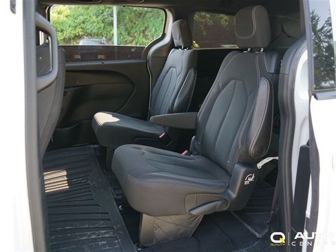Used 2018 Chrysler Pacifica Touring Plus FWD image 19