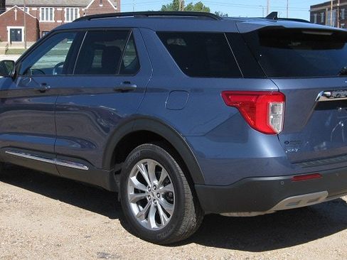 Used 2021 Ford Explorer XLT w/ Equipment Group 202A AWD/4WD image 5