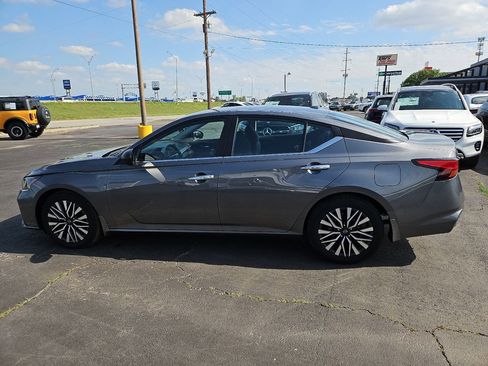Used 2024 Nissan Altima 2.5 SV FWD image 3