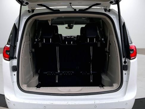 Certified 2024 Chrysler Pacifica Select image 26