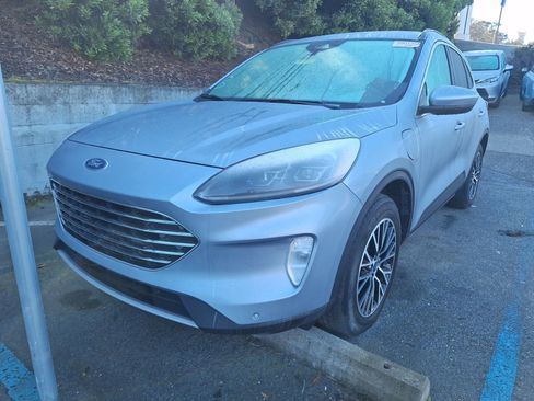 Used 2022 Ford Escape Titanium image 2