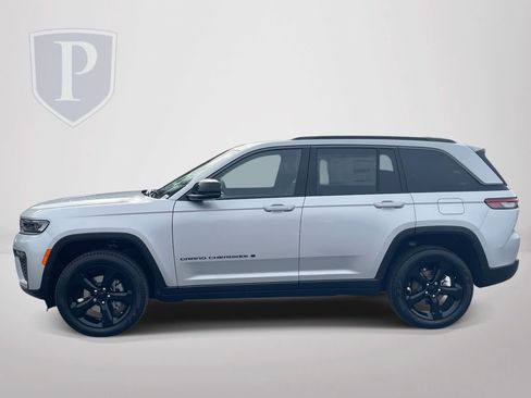 New 2026 Jeep Grand Cherokee Limited w/ Limited Altitude Package AWD/4WD image 4