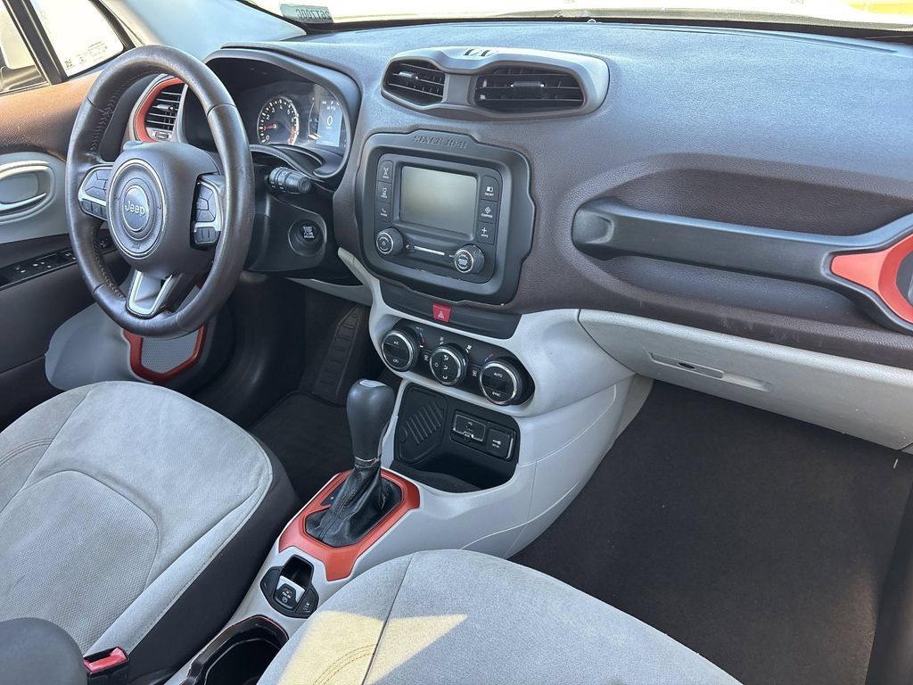Used 2017 Jeep Renegade Latitude w/ Popular Equipment Group FWD image 12