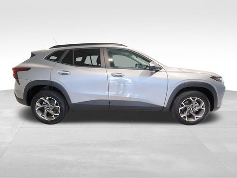 Used 2025 Chevrolet Trax LT FWD image 5