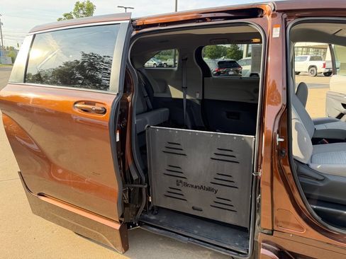 Used 2022 Toyota Sienna LE FWD image 27