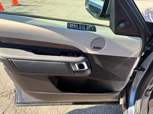 Used 2019 Land Rover Discovery HSE image 11