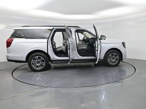Used 2025 Ford Expedition Max Active AWD/4WD image 3
