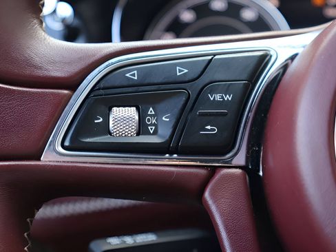 Used 2020 Bentley Bentayga AWD/4WD image 24