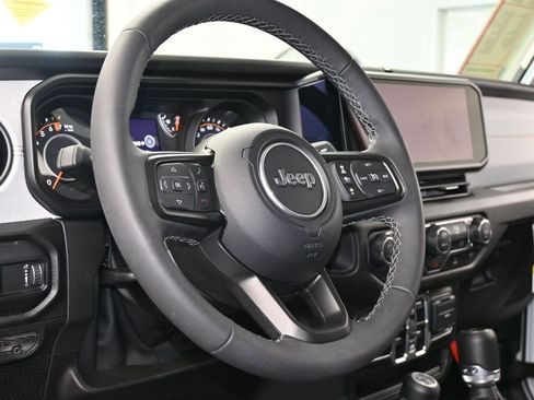 Used 2025 Jeep Gladiator Sport image 13