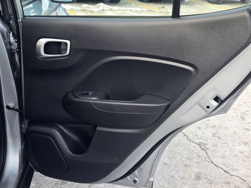 Certified 2022 Hyundai Venue SE image 11