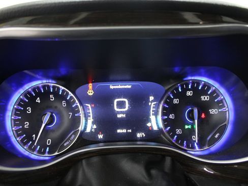 Used 2023 Chrysler Pacifica Limited FWD image 28