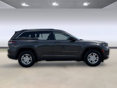 Used 2024 Jeep Grand Cherokee Laredo RWD image 8