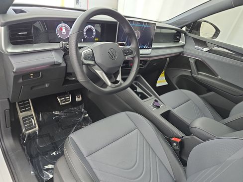 New 2026 Volkswagen Tiguan SE R-Line FWD image 16