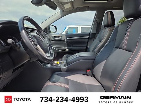 Used 2019 Toyota Highlander SE AWD/4WD image 12